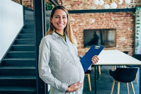 Femme enceinte au travail