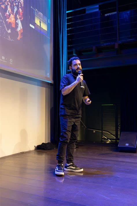 Femme entrepreneure prenant la parole lors d'une conférence