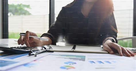Femme faisant des calculs financiers