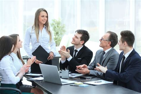 Femme leader inspirant son équipe
