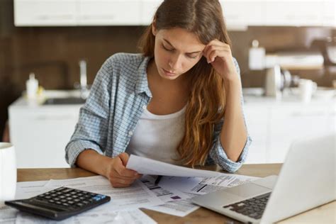 Femme stressée par ses finances