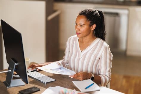 Femme travaillant à son domicile