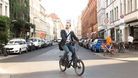 Femme utilisant un vélo électrique en ville