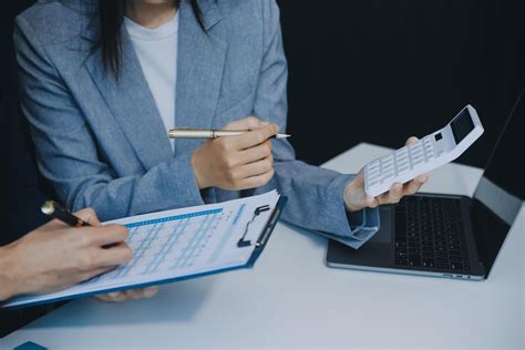 Femme vérifiant des papiers comptables