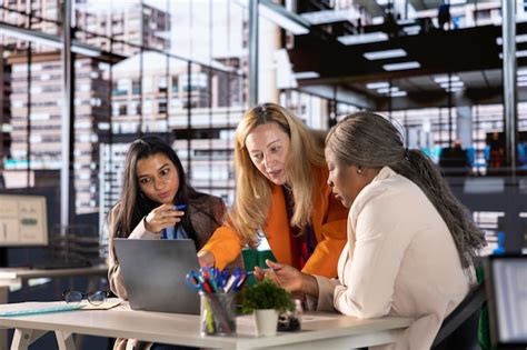 Femmes d'affaires discutant