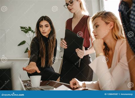 Femmes discutant de financement