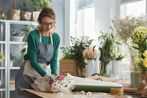 Fleuriste travaillant dans sa boutique