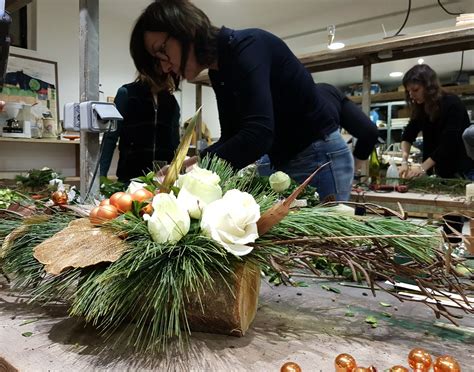 Fleuriste travaillant sur une composition florale