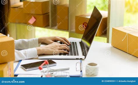 Freelance travaillant sur ordinateur portable