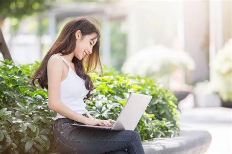 Freelance travaillant sur son ordinateur