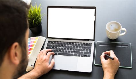 Graphiste freelance travaillant sur un ordinateur portable