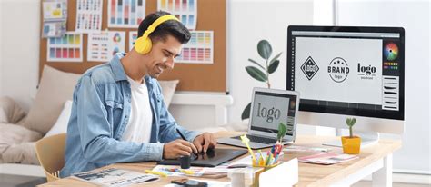 Graphiste freelance travaillant sur un projet