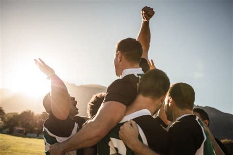 Groupe de sportifs célébrant une victoire