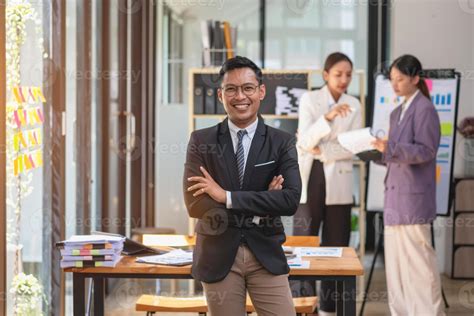 Homme d'affaires dirigeant une équipe