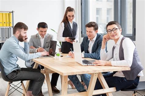 Image d'entrepreneurs travaillant ensemble