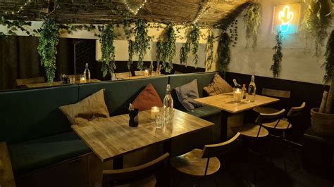 Intérieur chaleureux du restaurant