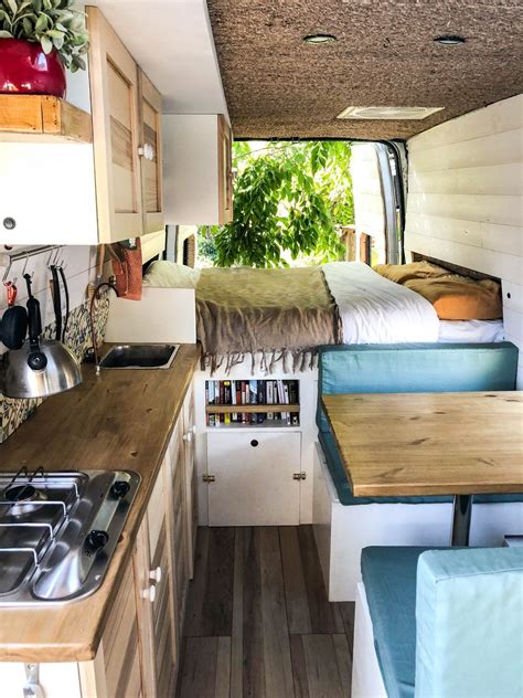Intérieur d'un van aménagé
