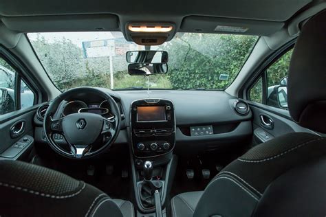 Intérieur d'une voiture à double commande
