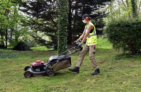 Jardinier entretenant un espace vert