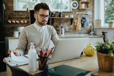 Jeune entrepreneur travaillant sur un ordinateur portable