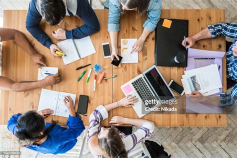Jeunes entrepreneurs travaillant ensemble