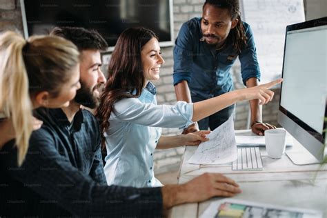 Jeunes leaders travaillant sur un projet