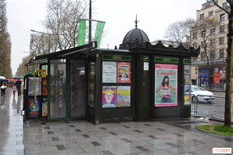 Kiosque à journaux à Paris