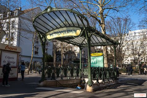Kiosque des abbesses, Paris