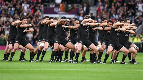 Les All Blacks effectuant le Haka