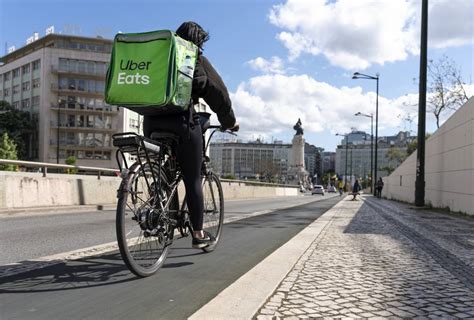 Livreur Uber Eats avec sac à dos