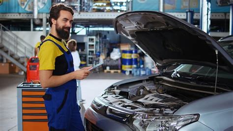 Mécanicien automobile effectuant un contrôle technique