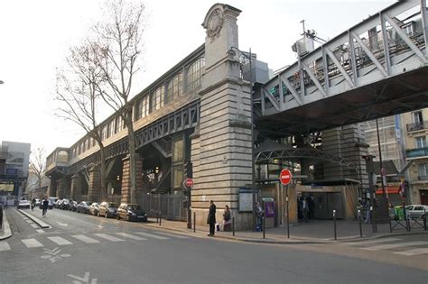 Métro Barbès-Rochechouart à Paris