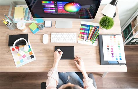 Maquettiste freelance travaillant sur un ordinateur