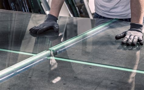 Miroitier travaillant le verre