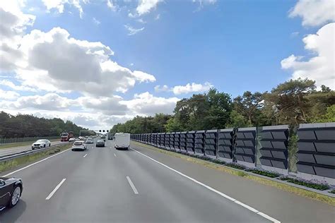 Mur anti-bruit le long d'une autoroute