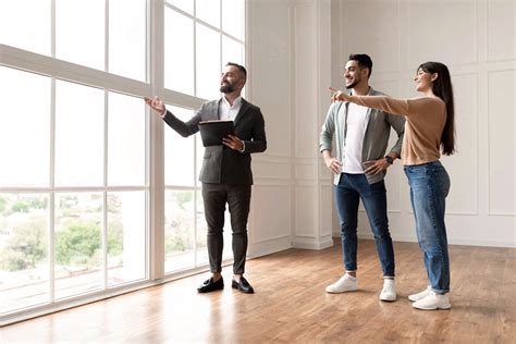 Négociateur immobilier prospectant un bien