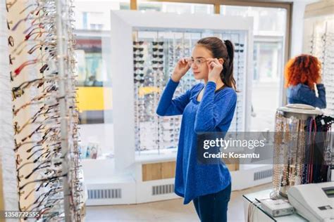 Opticien travaillant dans sa boutique