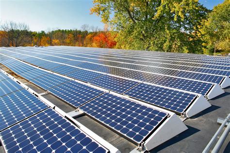 Panneaux photovoltaïques sur un toit