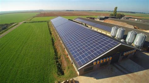Panneaux solaires sur hangar agricole