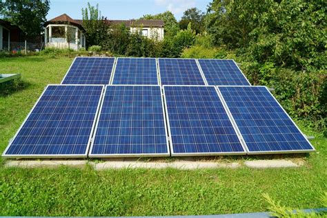 Panneaux solaires sur terrain