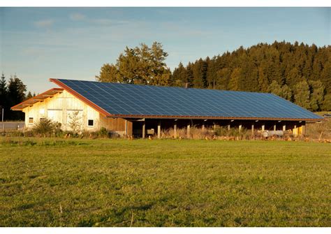 Panneaux solaires sur un hangar agricole