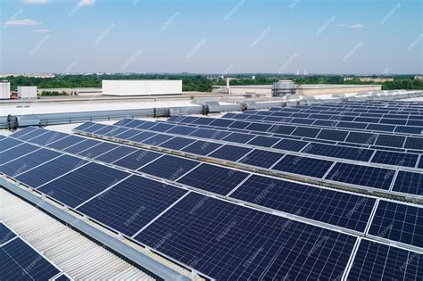Panneaux solaires sur un toit industriel