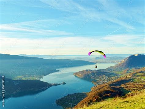 Parapente au-dessus du lac d'Annecy