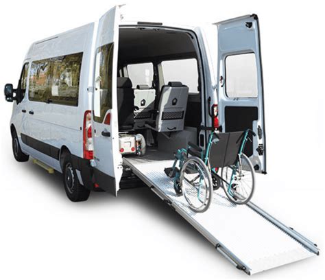 Personne handicapée en fauteuil roulant utilisant un véhicule adapté