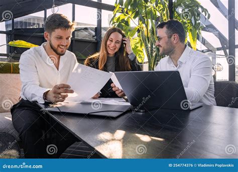Personne travaillant sur un plan d'affaires