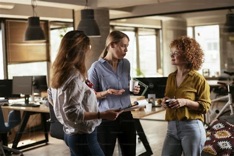 Personnes discutant de finances