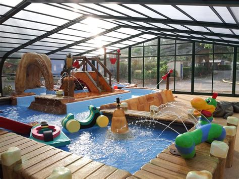 Piscine couverte et chauffée du Camping Les Domes