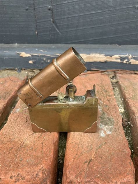 Poilu faisant de l'artisanat de tranchée