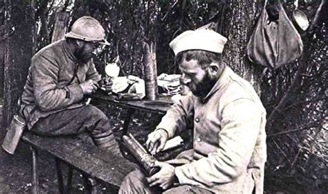 Poilus décorant des douilles d'obus pendant la guerre de 1914-18