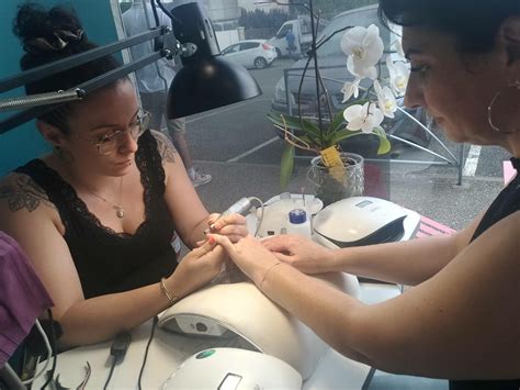 Prothésiste ongulaire au travail